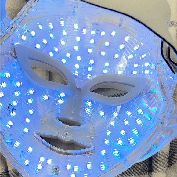 White LED Facial Mask - Picture 4 of 7